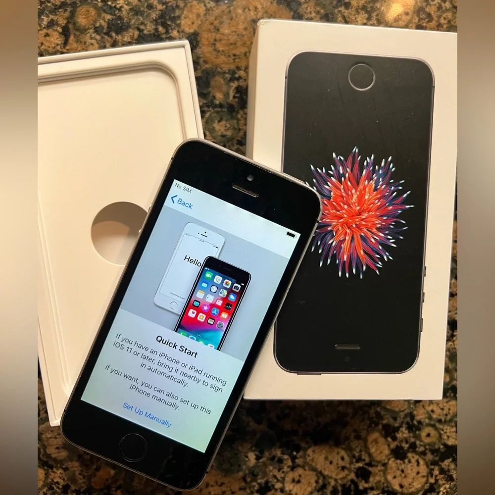 👑✅PRICE FIRM✅Apple iPhone SE - Black and Silver 64gb Unlocked